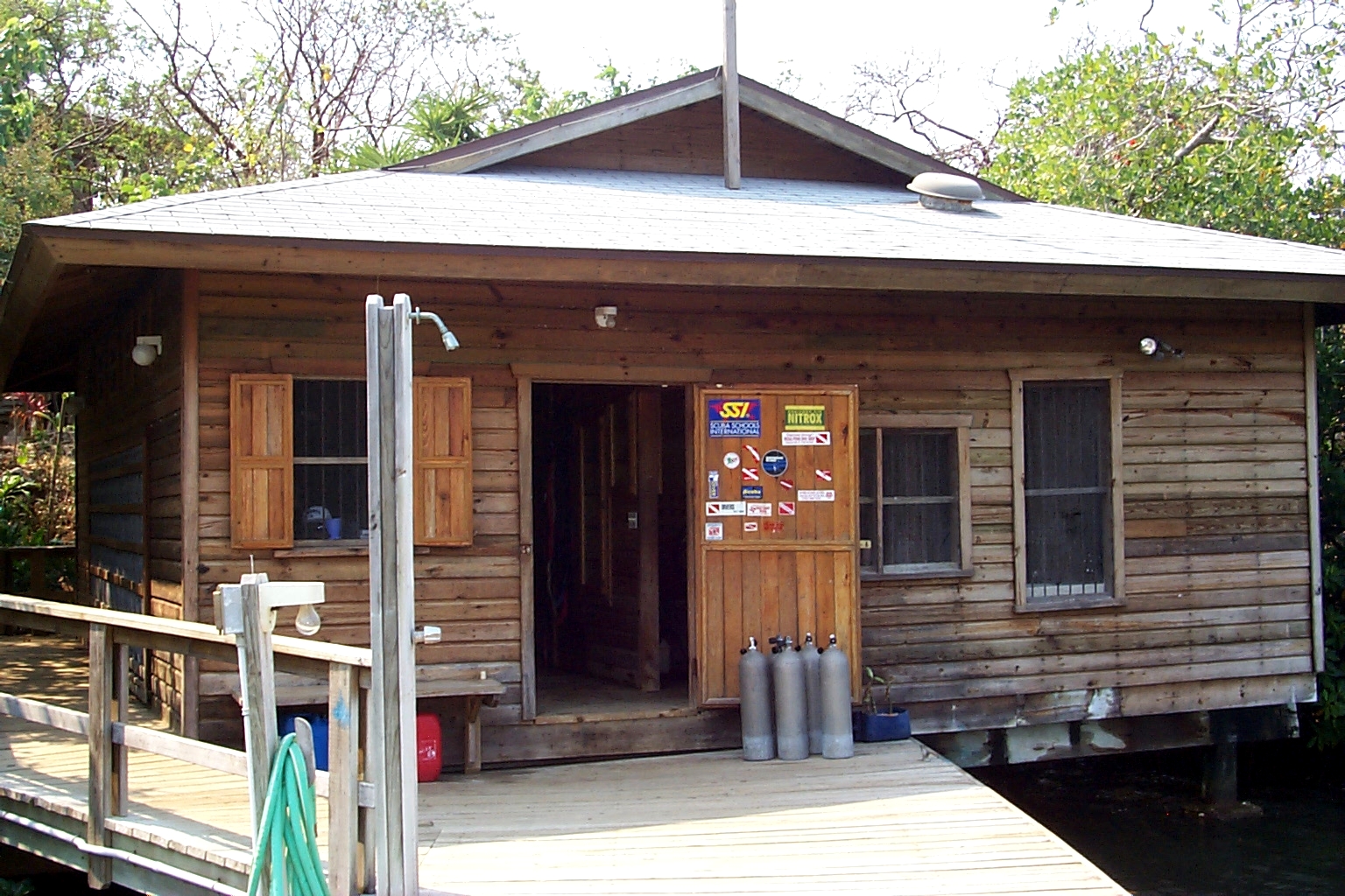 RoatanDiveShop.jpg (1166995 bytes)